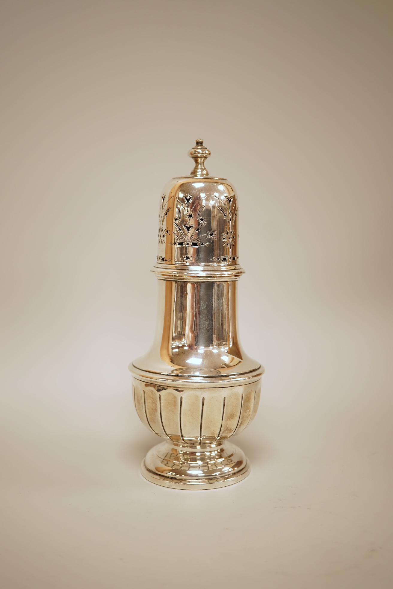 An Edwardian silver baluster sugar caster, by Marples & Co, Birmingham, 1906, 19.8cm, 8oz.